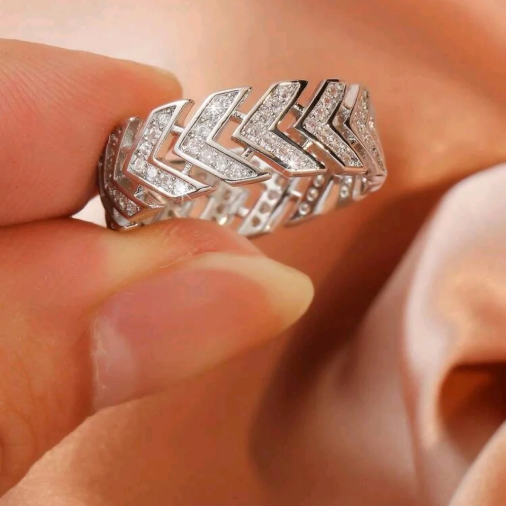 BRAND NEW ** Elegant Silver Chevron Ring
